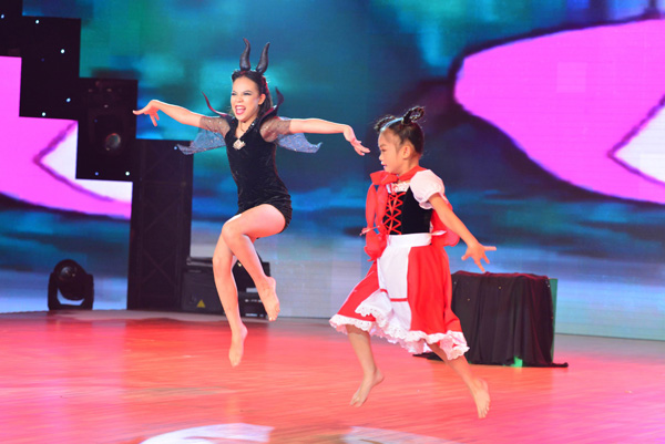 Tiết mục nhảy đương đại và dancesport của Linh Chi và Yến Trang đội Đoan Trang – Hà Lê qua hình ảnh của cô bé quàng khăn đỏ và bà tiên hắc ám.
