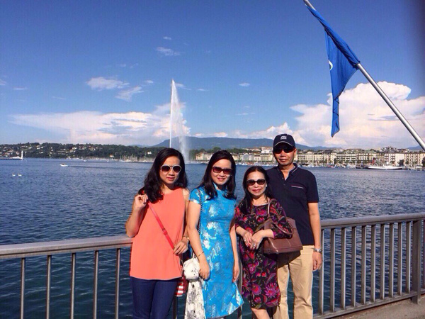 Vợ chồng bà Ngọc cùng Quỳnh Mai và Thu Thủy bên Hồ Leman xinh đẹp. 
