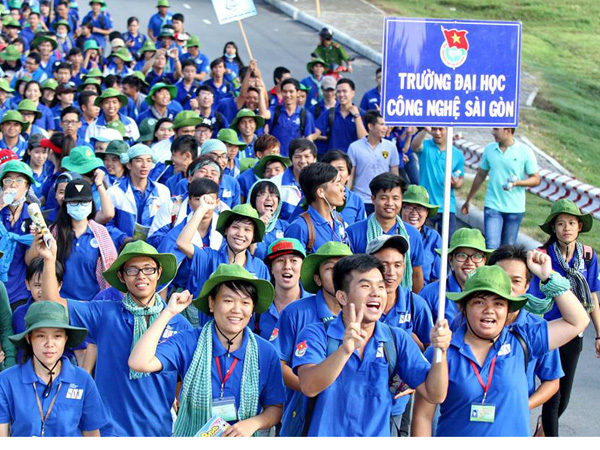 Thanh niên tình nguyện tham gia đi bộ đồng hành