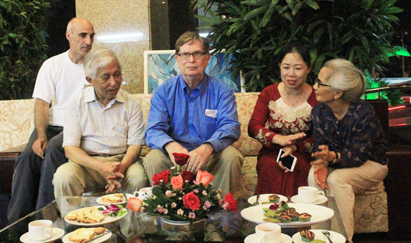 GS George Smoot (giữa) trò chuyện với PCT UBND tỉnh Bình Định Trần Thị Thu Hà (thứ 2 từ phải sang) và vợ chồng GS Trần Thanh Vân, Lê Kim Ngọc