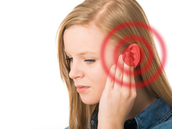 Tiếng ù tai kèm đau hoặc chóng mặt có thể do nhiễm trùng tai hoặc thần kinh