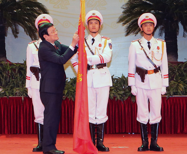 Chủ tịch nước Trương Tấn Sang gắn Huân chương Sao vàng lên lá cờ truyền thống của Công an nhân dân VN