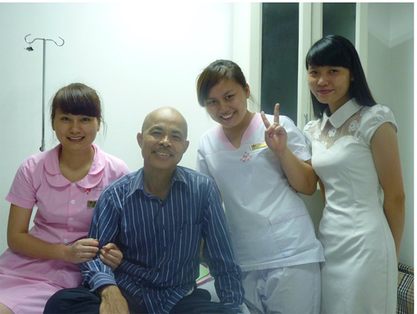 Vẫn có những người hâm mộ và những tình cảm muốn lưu giữ tại Bệnh viện Ung bướu Hưng Việt sau những lần thăm, khám bệnh