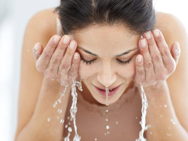Rửa mặt hàng ngày giúp da sạch sẽ, ngăn ngừa mụn