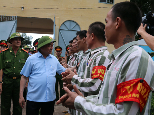 Phó thủ tướng Nguyễn Xuân Phúc thăm hỏi phạm nhân tại trại giam Xuyên Mộc (ngày 15.8.2015)