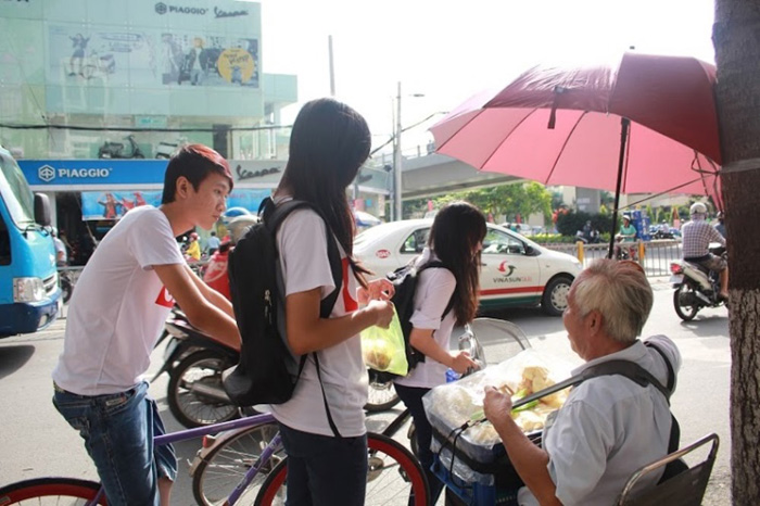 Mọi chi tiêu trong gia đình đều phụ thuộc vào mâm bánh thửng của ông Quang.