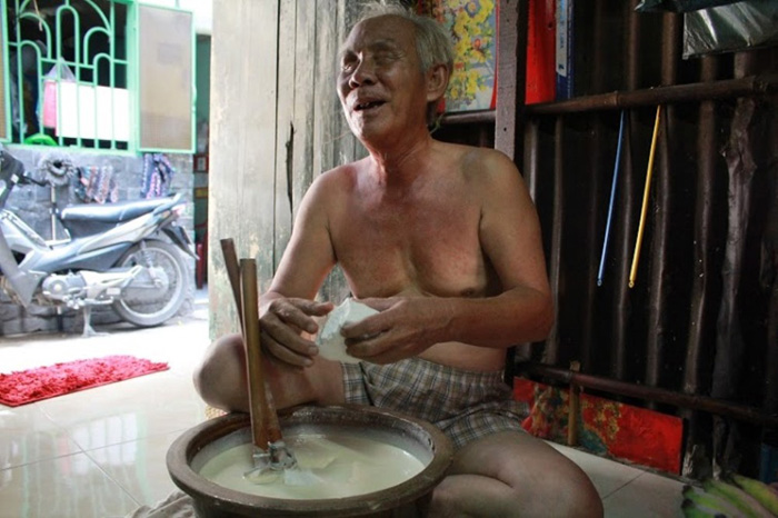 Mỗi ngày ông Quang đều nhào bột giúp vợ trước khi đi bán. 