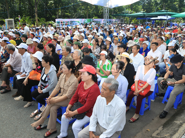 Rất đông người tham gia chương trình giao lưu mùa Vu lan báo hiếu năm 2015