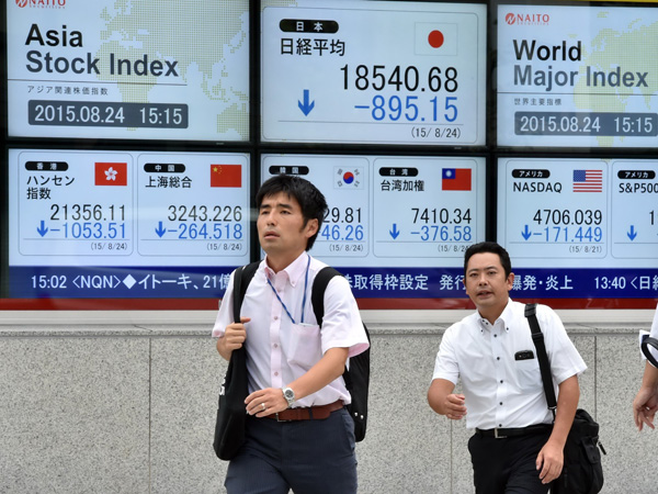Bảng điện tử cho thấy chứng khoán châu Á sụt giá hàng loạt 
