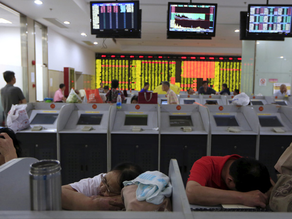 Các nhà đầu tư Trung Quốc tại sàn chứng khoán Thượng Hải ngày 24.8 