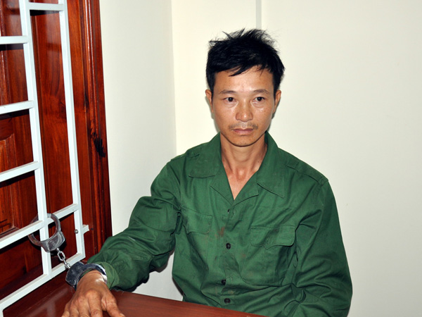 Vũ Văn Đản lúc bị bắt đưa về lấy lời khai tại trụ sở UBND xã Ia Băng 