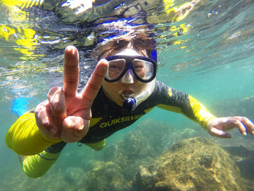 Du khách Hàn Quốc trải nghiệm lặn snorkeling ở khu vực Bãi Nam, bán đảo Sơn Trà 