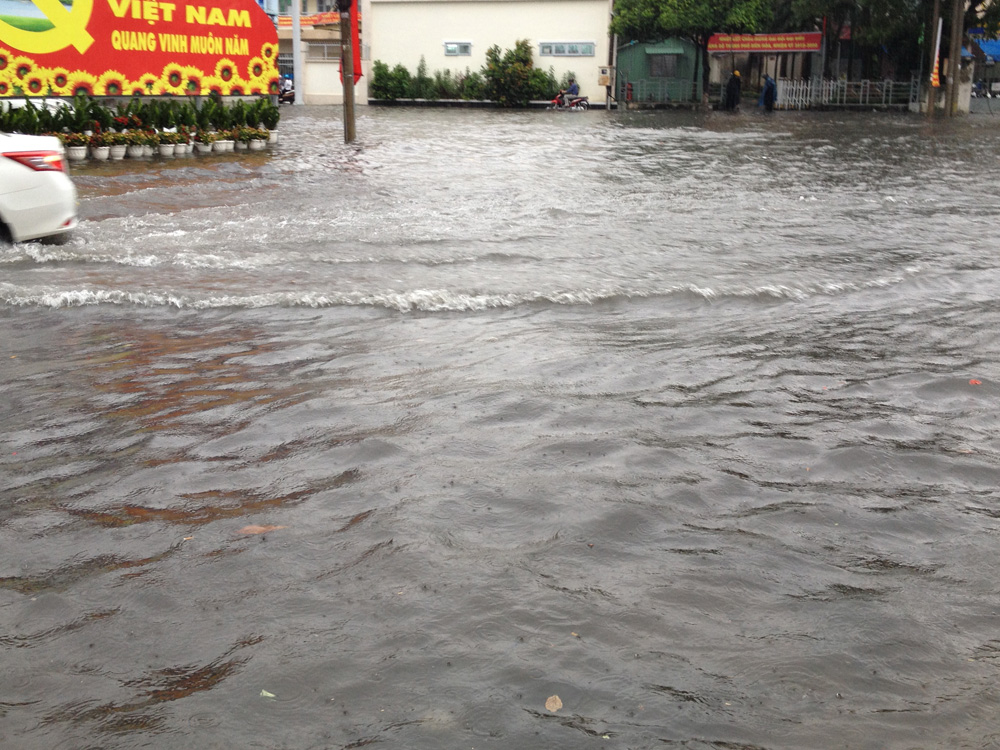 Ngập lụt ở TP.Biên Hòa khiến người dân khốn khổ, giao thông hỗn loạn (ảnh chụp chiều 25.8)