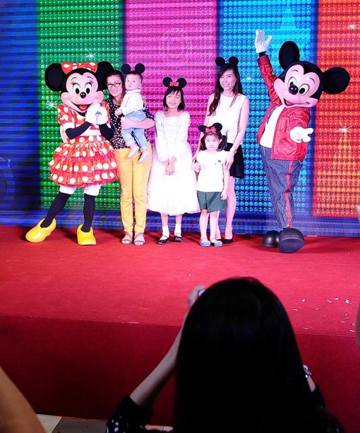 Các em nhỏ có thể chụp hình cùng các nhân vật Disney tại Vivo City. 