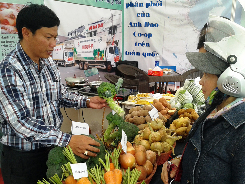 Giám đốc Anh Dao Co-op Nguyễn Công Thừa giới thiệu sản phẩm với khách hàng 
