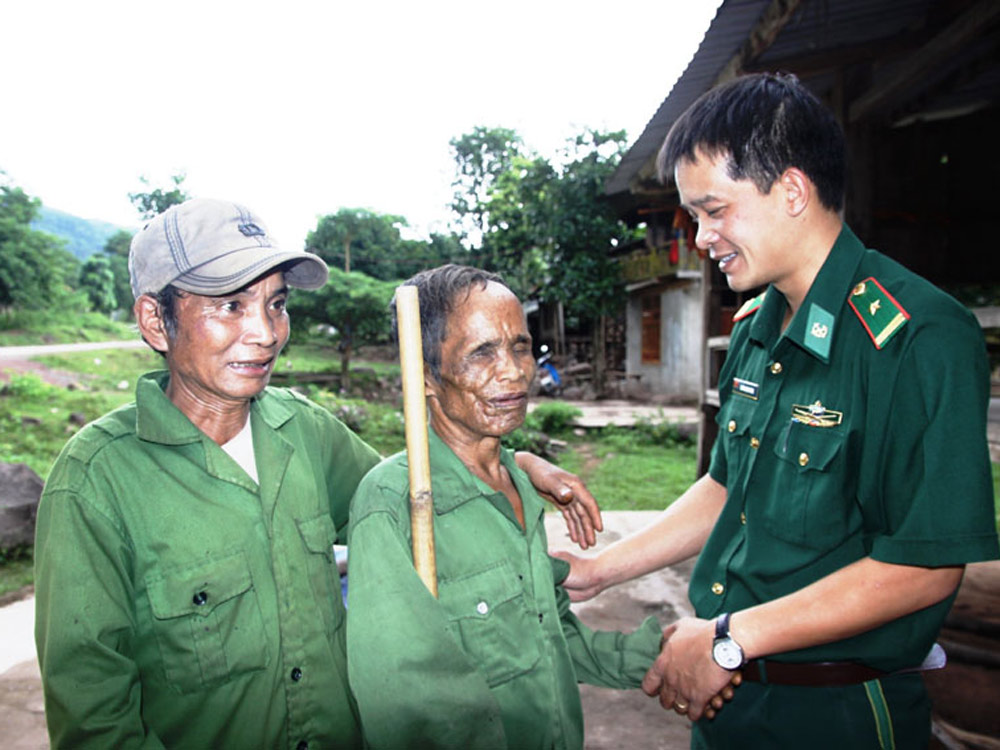 Bộ đội biên phòng thăm hỏi sức khỏe ông Hồ Văn Linh, một người khuyết tật không nơi nương tựa ở bản La Lay