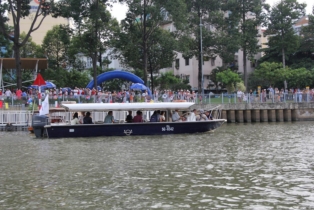 Ngoài thuyền chèo truyền thống, du khách có thể chọn lựa ca nô để đi theo hình thức số đông