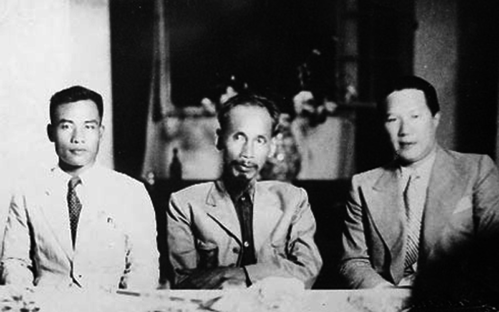 Chủ tịch Hồ Chí Minh tiếp hoàng thân Lào Xuphanuvong và công dân Vĩnh Thụy (bìa phải) 