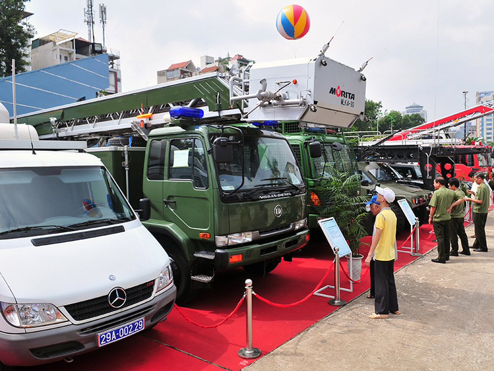 Khu vực ngoài trời là nơi Bộ Quốc phòng và Bộ Công an trưng bày dàn xe đặc chủng, phục vụ lực lượng vũ trang nhân dân
