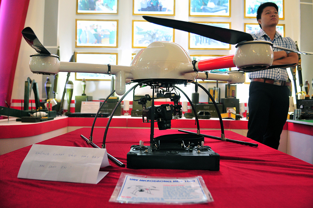 Đợt triển lãm này có hai chiếc máy bay mini không người lái cũng thu hút nhiều người xem. Trong đó, loại UAV Microdrones MD-1000 do Đức sản xuất, trị giá hơn 3 tỉ đồng 