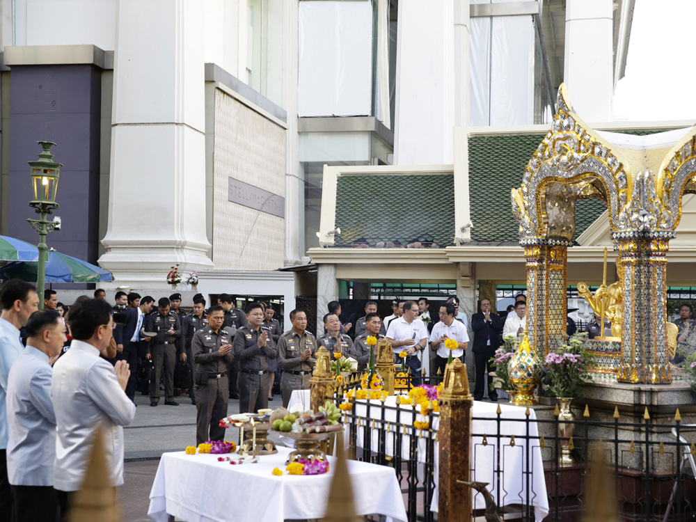 Tướng lĩnh, quan chức Thái Lan tưởng niệm nạn nhân tại đền Erawan
