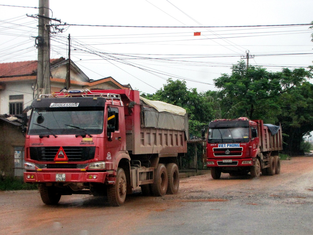 Nhiều xe tải “khủng” chở vật liệu làm hư hỏng đường tại H.Lệ Thủy 