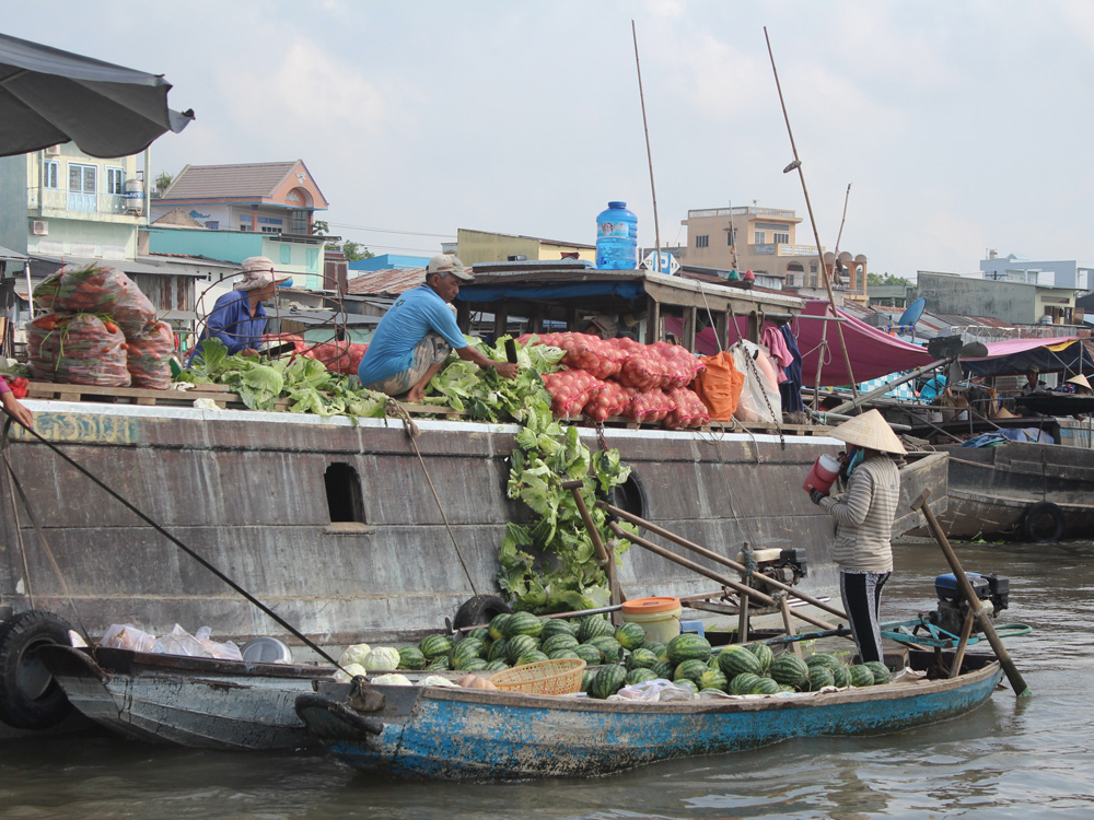 Vô tư xả rác xuống sông ở chợ nổi Cái Răng, Cần Thơ 