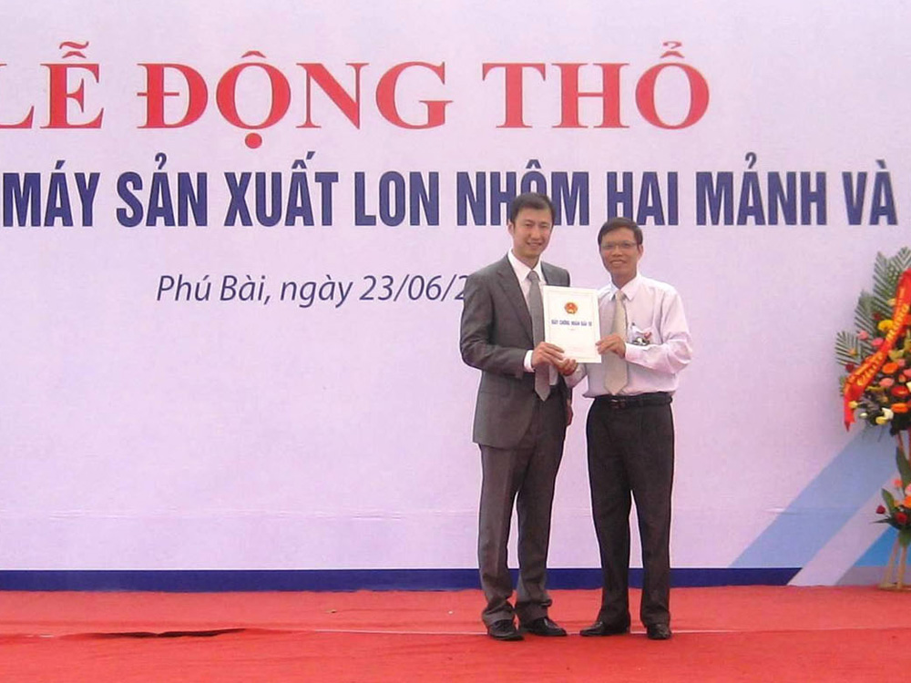 Ông Phan Văn Xuân (phải) trao giấy phép đầu tư cho Công ty TNHH Baosteel Can Making Huế 