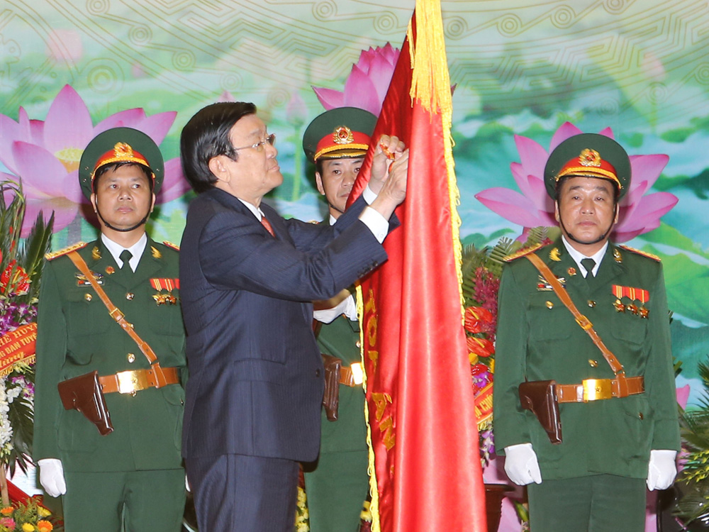 Chủ tịch nước Trương Tấn Sang gắn Huân chương Hồ Chí Minh lên cờ truyền thống của ngành tòa án
