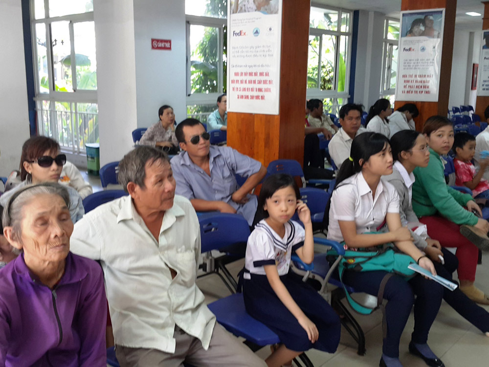 10g30 sáng nhưng bệnh nhân chờ đợi đến lượt khám tại Bệnh viện Mắt Đà Nẵng vẫn rất đông