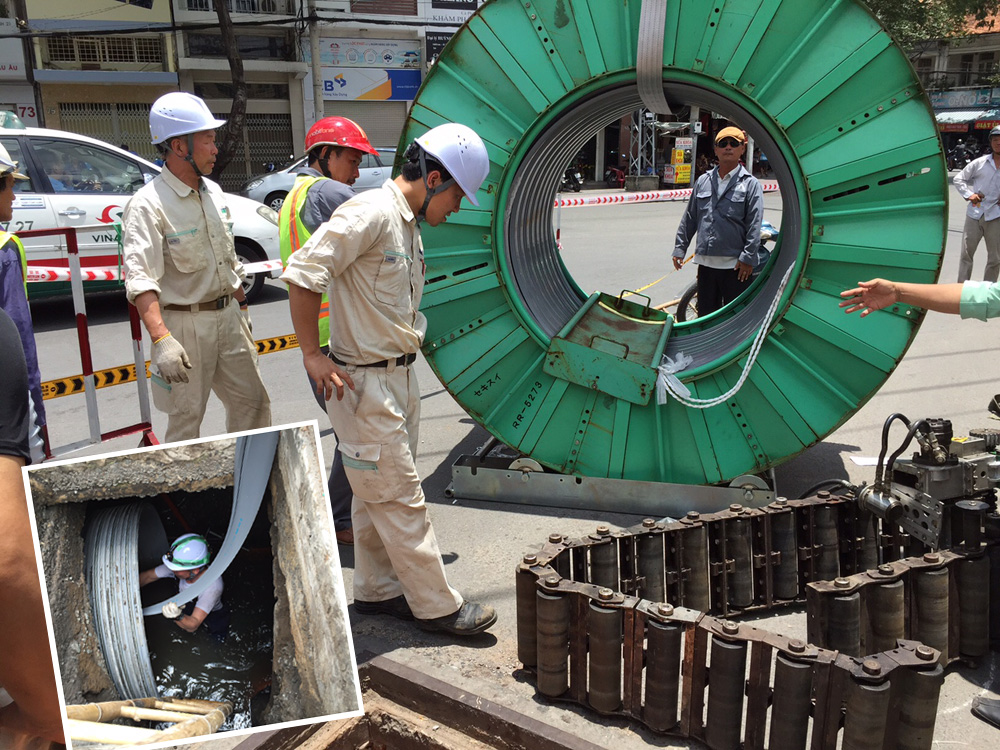 Các kỹ sư Nhật Bản đang thi công sửa chữa cống thoát nước tại giao lộ Cống Quỳnh - Nguyễn Cư Trinh, Q.1 theo công nghệ 'đào không mở' 