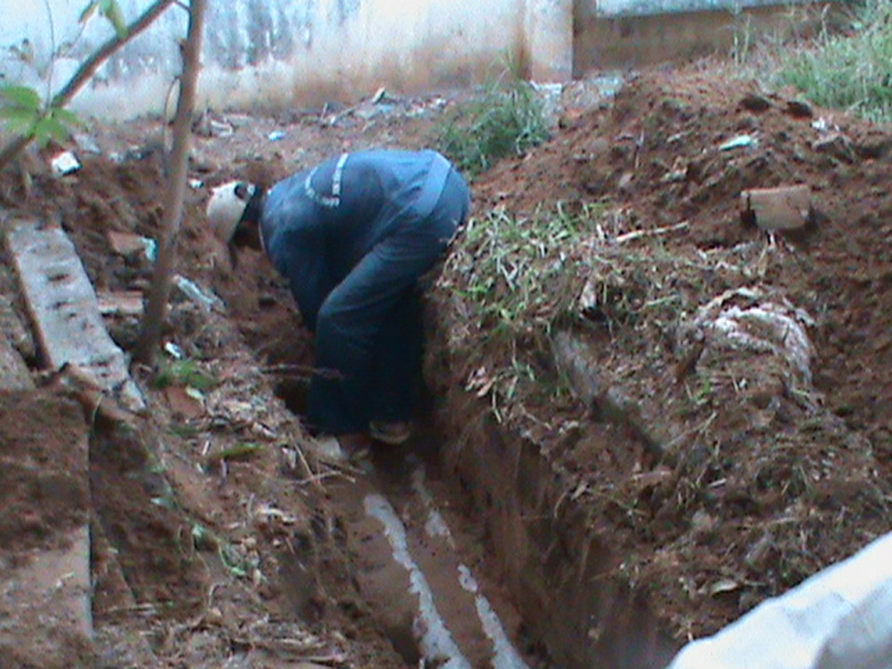 Đào tìm đường ống ngầm xả thải ra sông của một doanh nghiệp