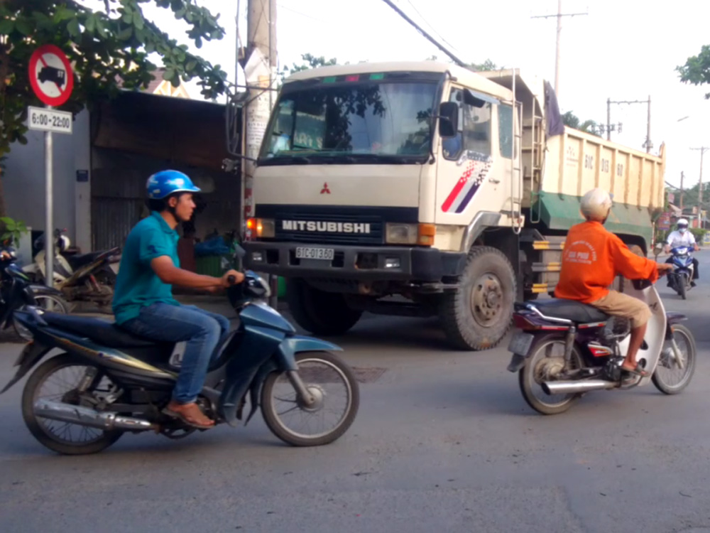 Xe ben chạy vào giờ cấm ở đường Nguyễn Xiển