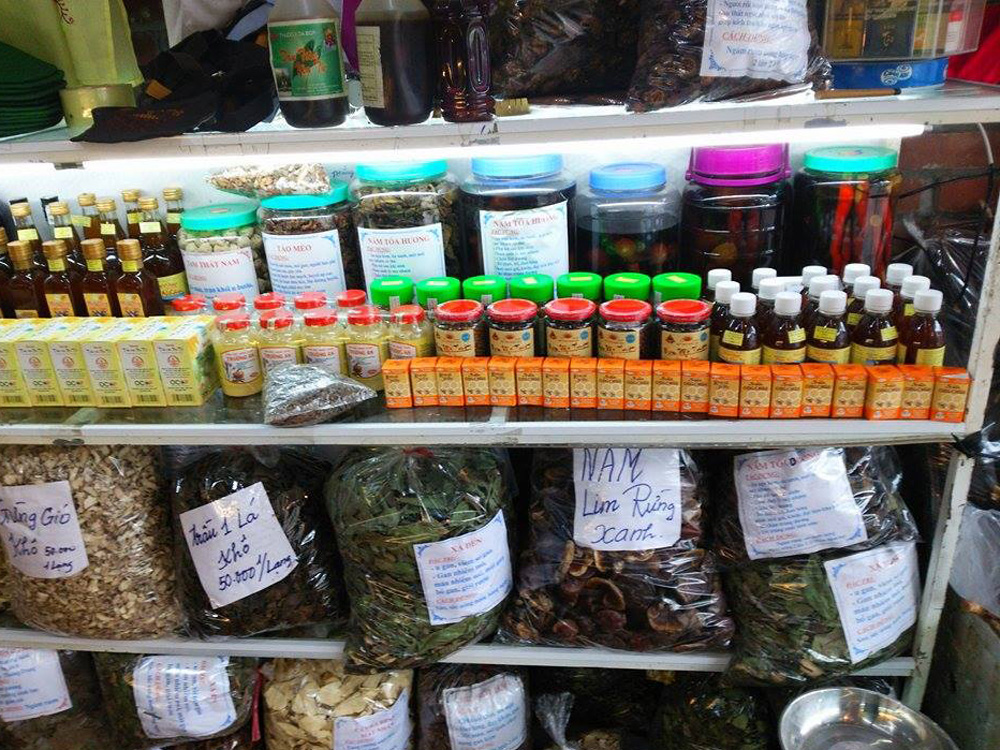 Nhiều loại dược liệu, thuốc nam, thuốc bắc được bày bán tại chợ Đông Kinh