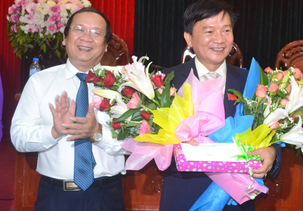Ông Trần Ngọc Căng, Phó bí thư thường trực Tỉnh ủy Quảng Ngãi (đứng bên phải), được bầu giữ chức Chủ tịch UBND tỉnh Quảng Ngãi.