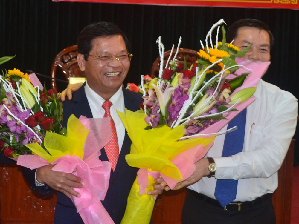 Ông Lê Viết Chữ, Bí thư Tỉnh ủy Quảng Ngãi (đứng giữa) được bầu giữ chức Chủ tịch HĐND tỉnh Quảng Ngãi.