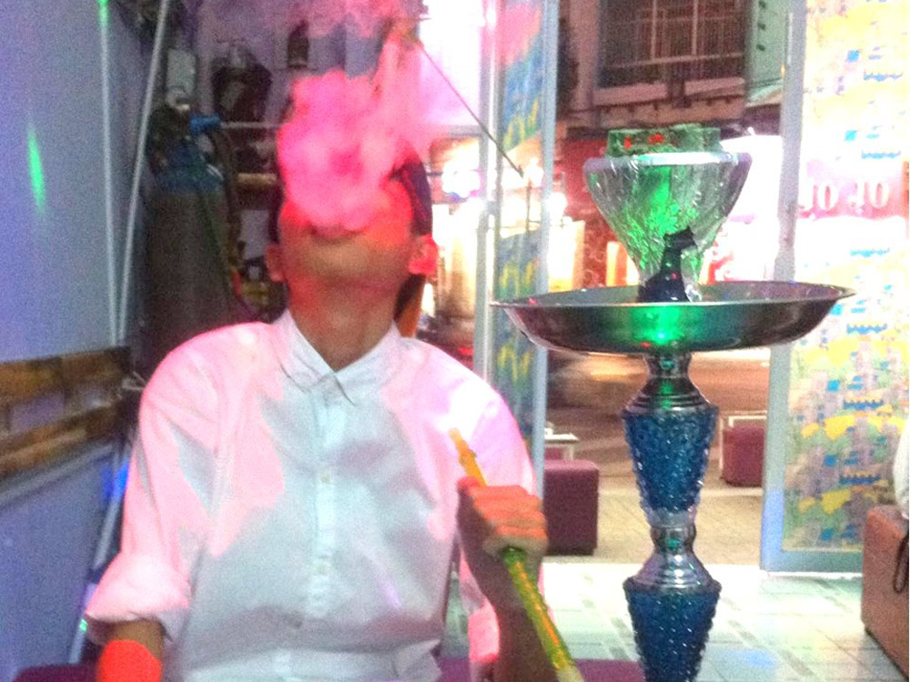 Một bạn trẻ đang phê shisha, đăng hình lên facebook