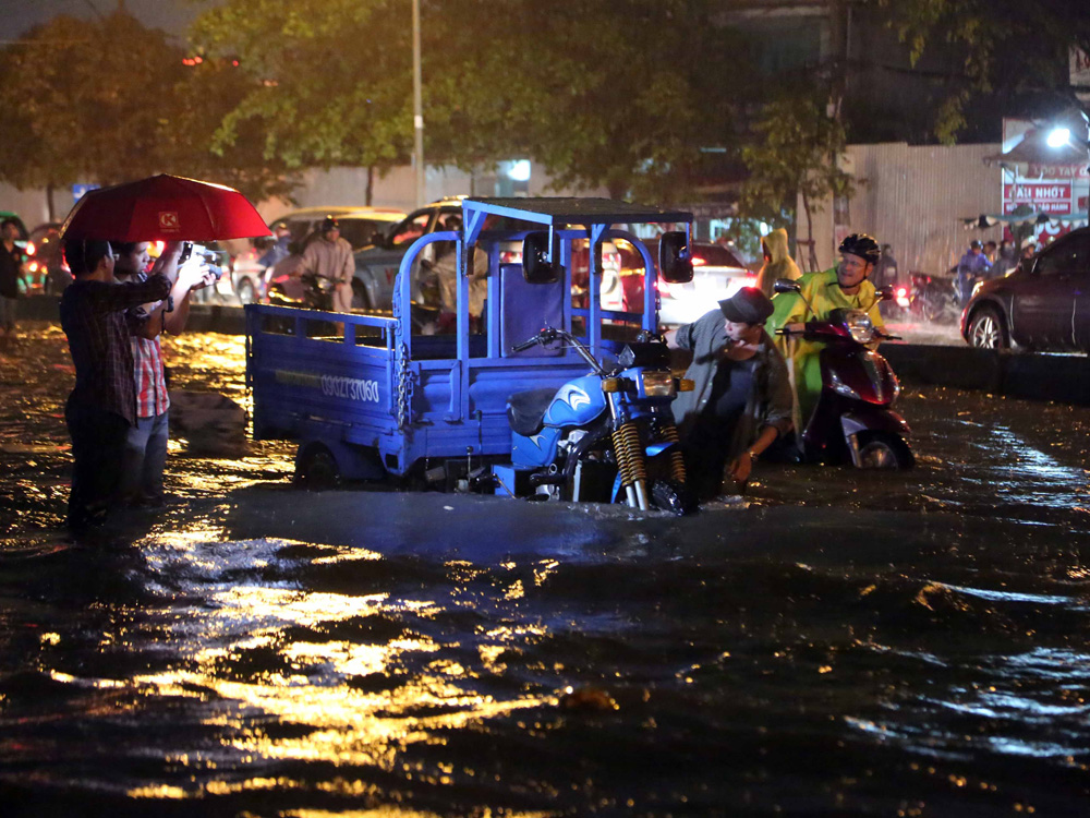 Trận mưa tối 15.9 khiến nước ngập lênh láng trên đường Nguyễn Hữu Cảnh, Q.Bình Thạnh, TP.HCM 