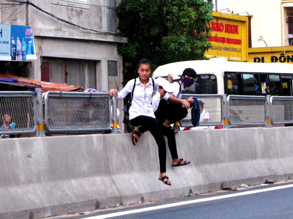 Học sinh vô tư leo qua điểm tháo tấm lưới ở đoạn qua thôn Thanh Khê, xã Thanh Trạch