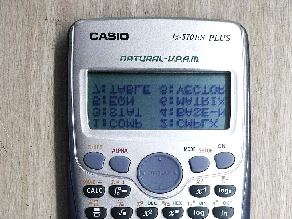 Cận cảnh Casio fx-570ES PLUS giả có màn hình bị ngược số