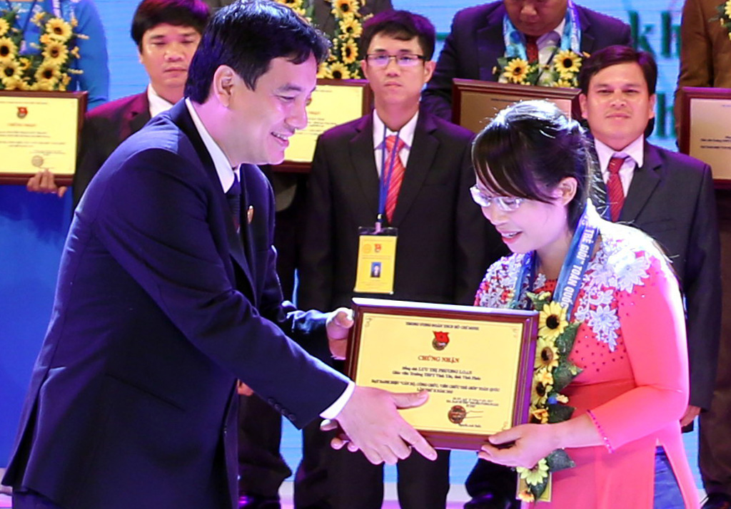 Anh Nguyễn Đắc Vinh trao giải thưởng cho cá nhân là cán bộ, công chức, viên chức trẻ giỏi 