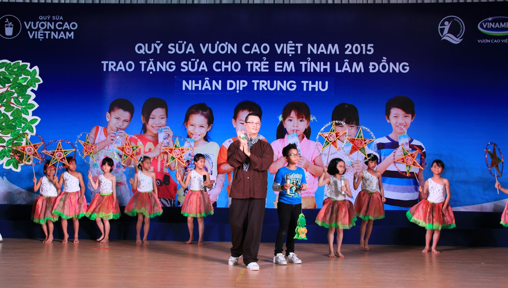 Tại chương trình, các em học sinh đã có cơ hội được gặp mặt, trò chuyện và cùng chơi những trò chơi vui nhộn cùng với các Đại sứ của chương trình Quỹ sữa Vươn cao Việt Nam là Ca sỹ Hoàng Bách và con trai là bé Hoàng Minh