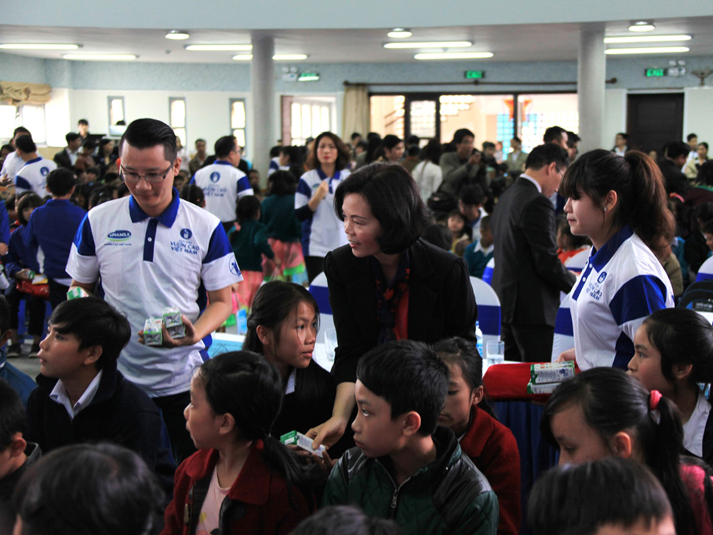 Bà Bùi Thị Hương, Giám Đốc Điều Hành Vinamilk và ca sỹ Hoàng Bách, đại sứ thiện chí của chương trình trao tặng sữa cho các em thiếu nhi tỉnh Lâm Đồng