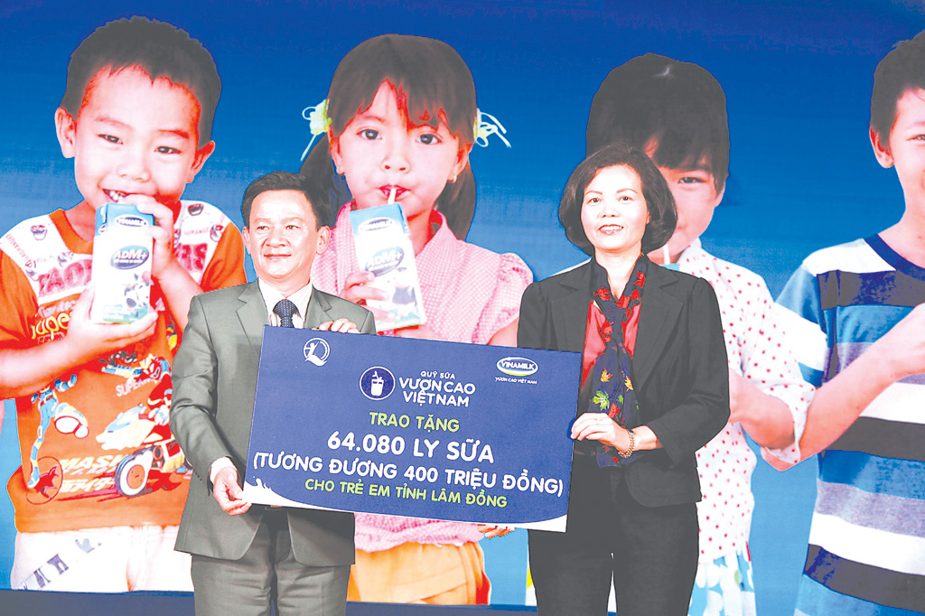 Bà Bùi Thị Hương, Giám đốc điều hành Vinamilk trao tặng bảng tượng trưng 64.080 ly sữa tương đương 400 triệu đồng đến trẻ em tỉnh Lâm Đồng