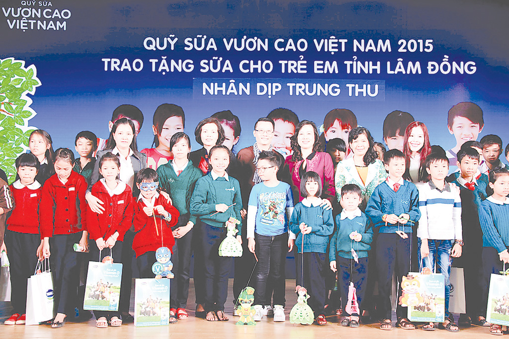Ban điều hành Quỹ sữa “Vươn cao Việt Nam”, đại diện Vinamilk và các đại sứ chương trình cùng chụp ảnh lưu niệm với trẻ em tỉnh Lâm Đồng 