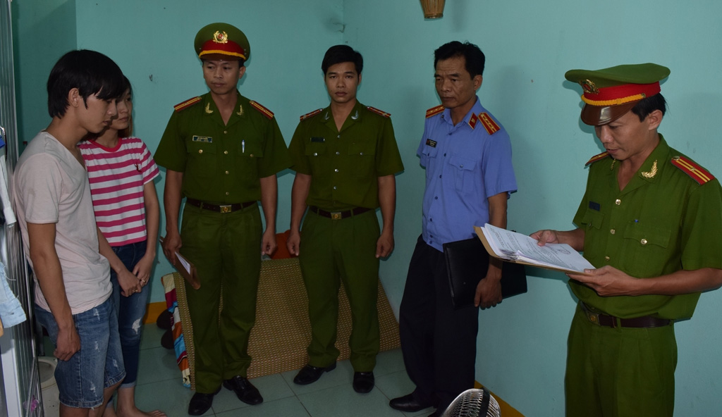 Trần Long Hạc và Võ Thị Tuyết Nhi nghe lệnh bắt giữ