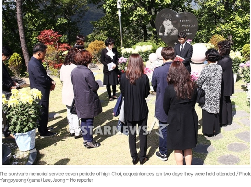 Mọi người tập trung trước mộ phần của Choi Jin Sil để đọc kinh cầu nguyện. 