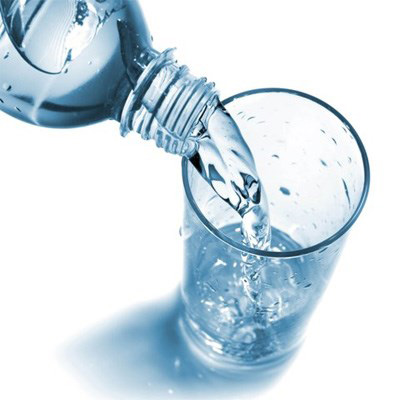 Uống nước khoáng hàm lượng thấp hàng ngày sẽ giảm nguy cơ bị sỏi thận