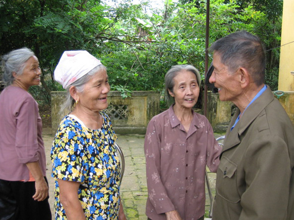 Hồ Giáo cùng các “thiếu nữ Đội 8” của Nông trường Ba Vì ngày ông trở lại tháng 10.2008