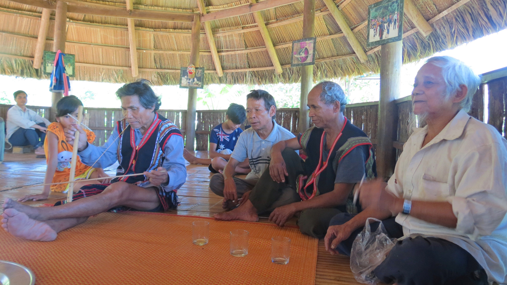 Già làng thôn Dỗi (xã Thượng Nhật, H.Nam Đông, Thừa Thiên-Huế) cùng sinh hoạt tại nhà cộng đồng - 2